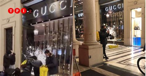 negozio gucci saccheggiato|Torino, negozio Gucci saccheggiato dai manifestanti .